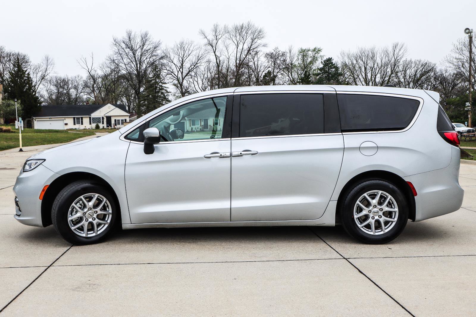 Used 2023 Chrysler Pacifica Touring-L FWD image 4