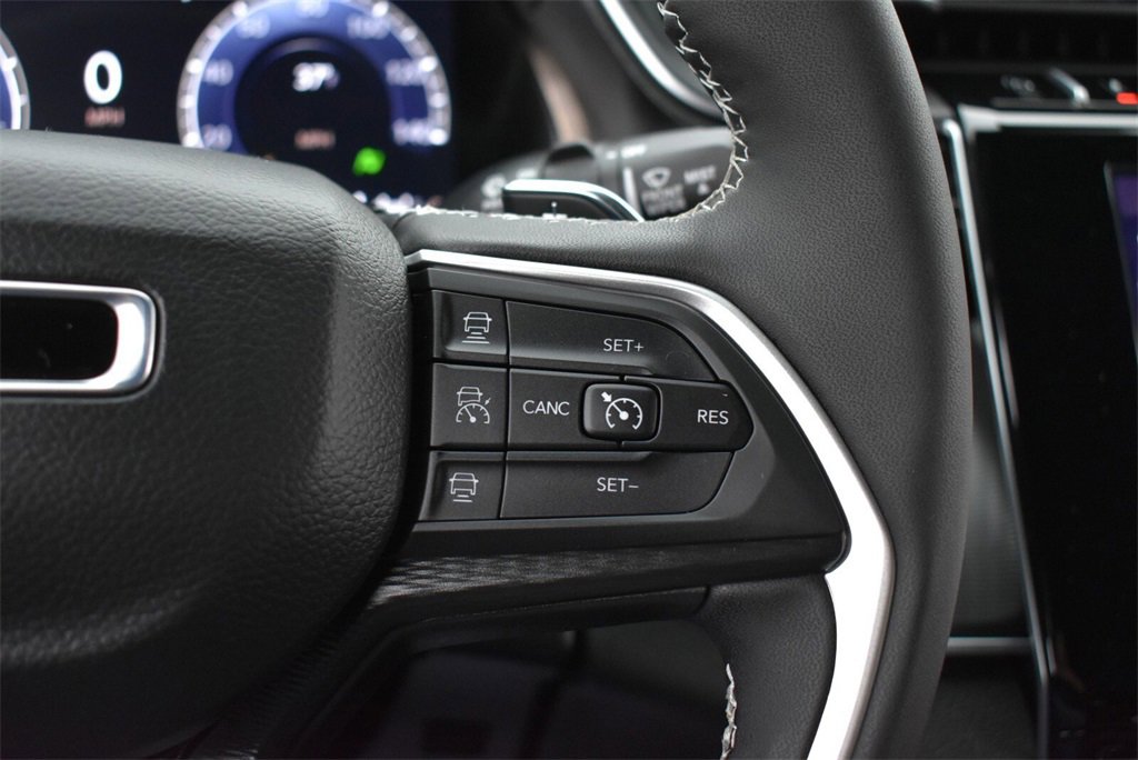 Used 2025 Jeep Grand Cherokee Laredo w/ Luxury Tech Group I image 14