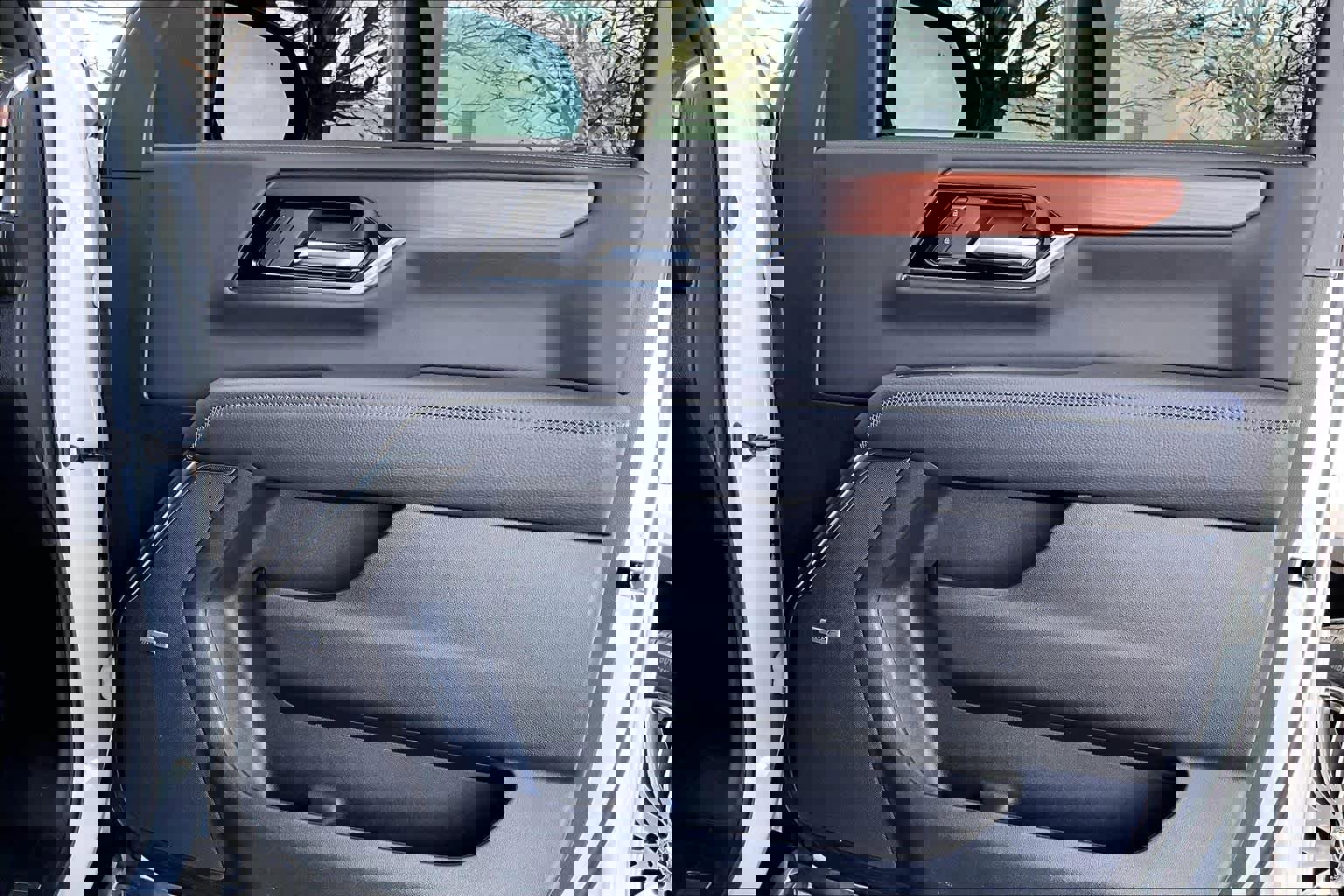 Used 2025 GMC Yukon XL Denali w/ Sun & Power Step Package image 23