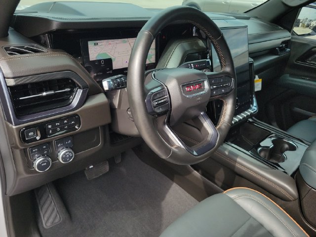 Used 2025 GMC Yukon AT4 w/ AT4 Premium Package AWD/4WD image 19