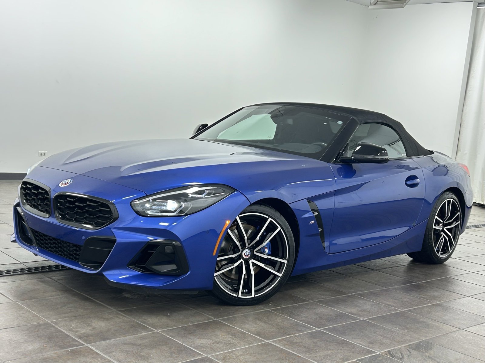 Used 2023 BMW Z4 M40i w/ Premium Package image 2