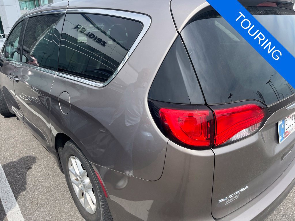 Used 2017 Chrysler Pacifica Touring FWD image 3