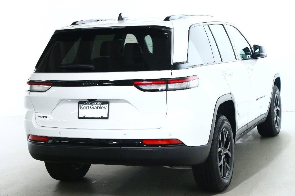 Used 2025 Jeep Grand Cherokee Altitude image 46