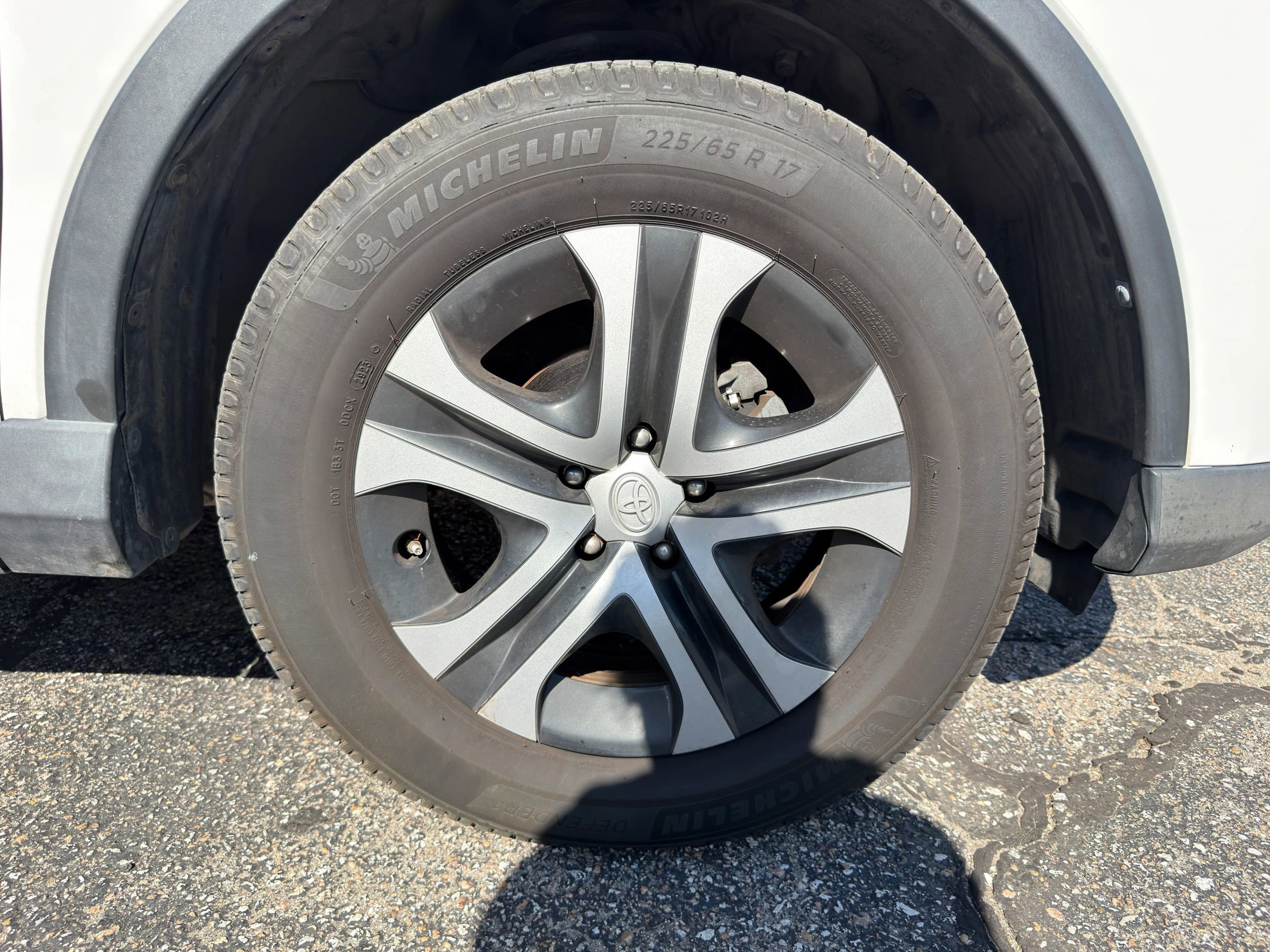 Used 2018 Toyota RAV4 LE w/ All Weather Liner Package AWD/4WD image 28