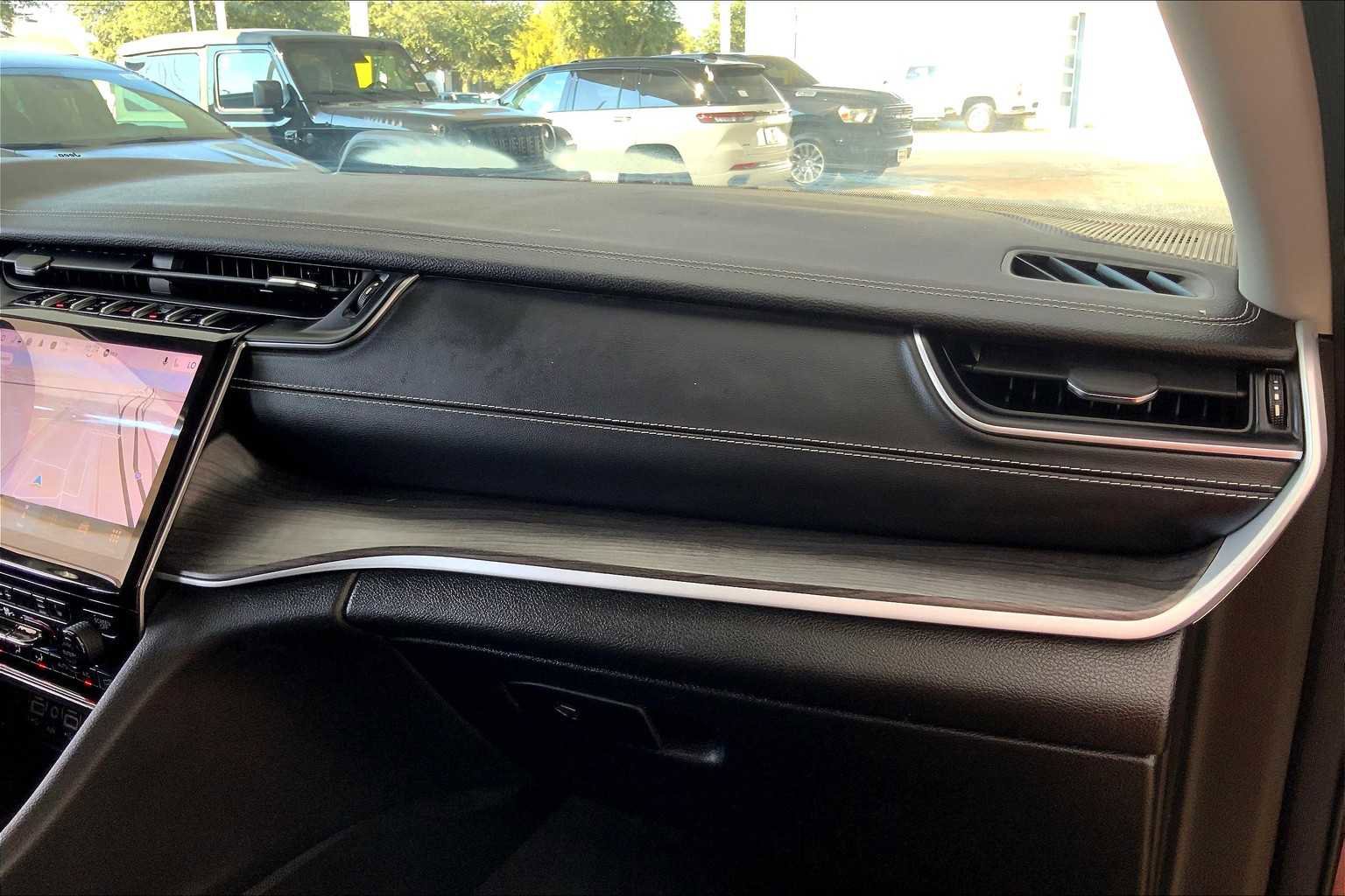 Used 2024 Jeep Grand Cherokee Limited image 18