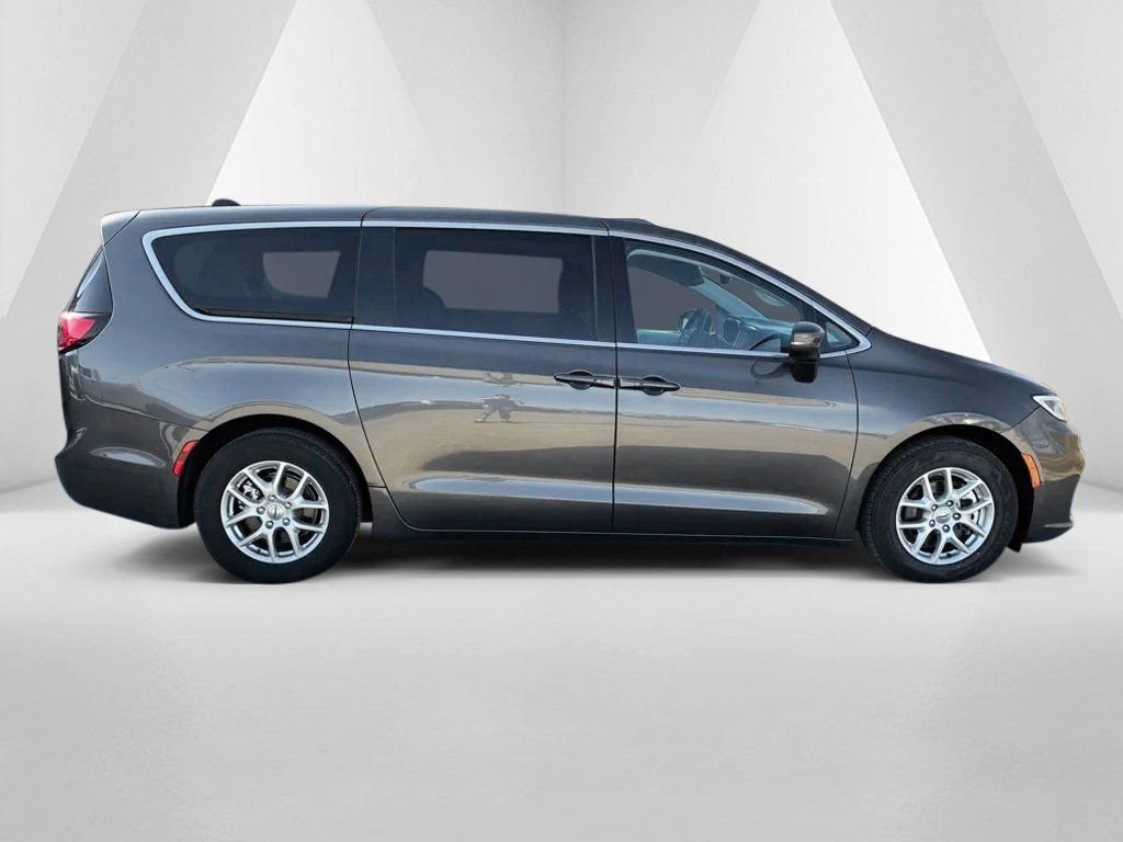 Used 2023 Chrysler Pacifica Touring-L image 8