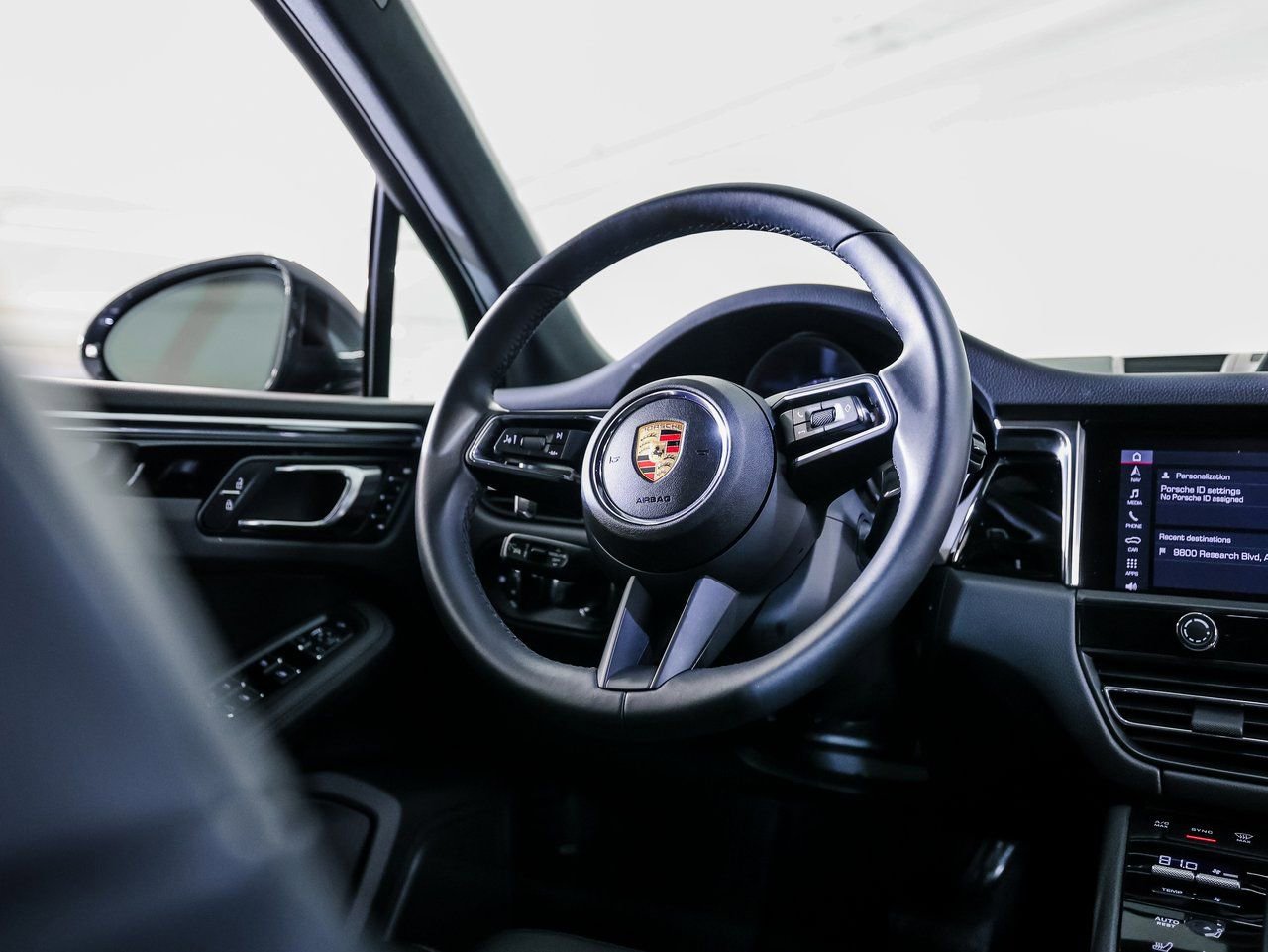 Certified 2025 Porsche Macan AWD/4WD image 26