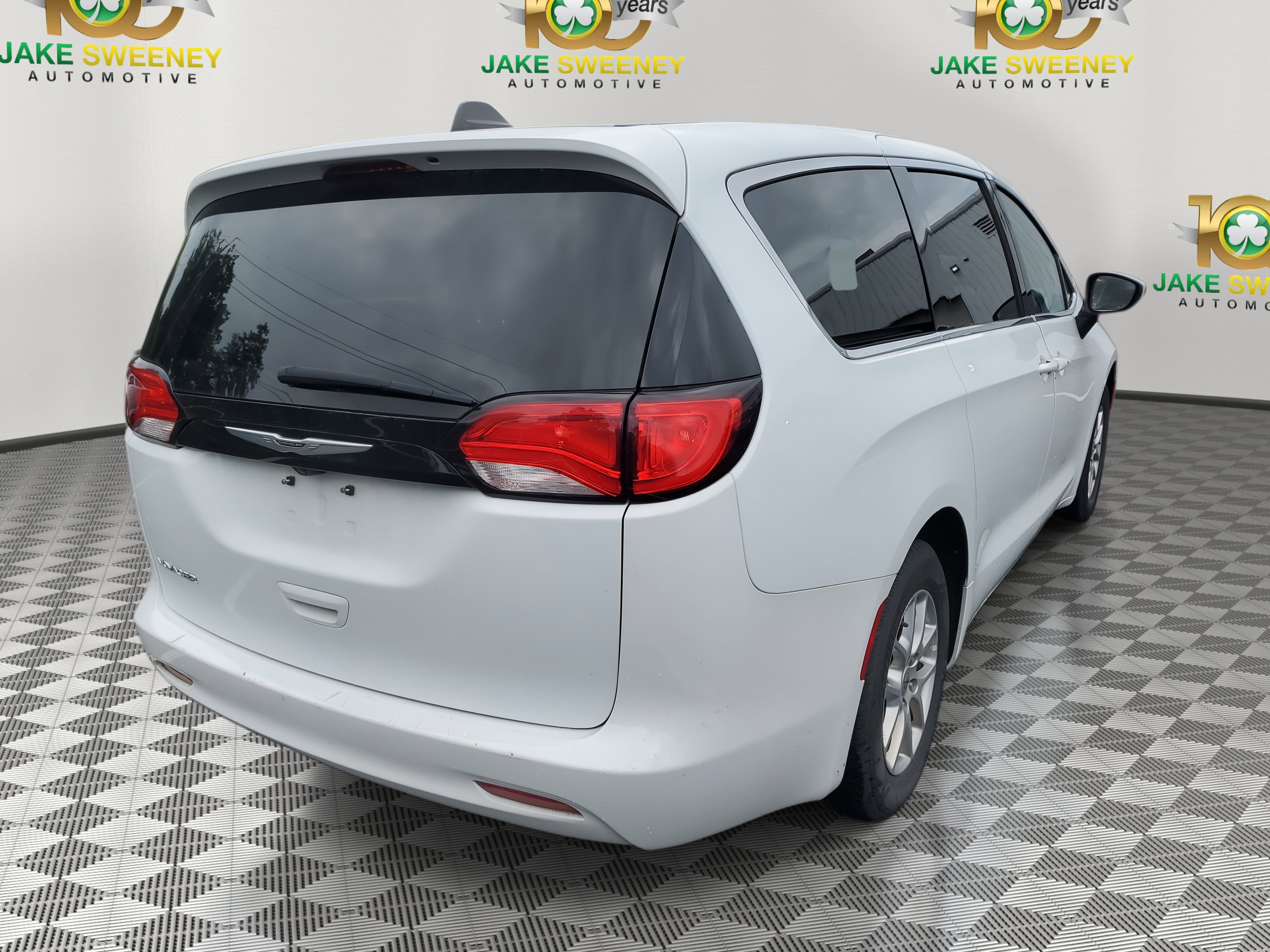 Used 2023 Chrysler Voyager LX image 5