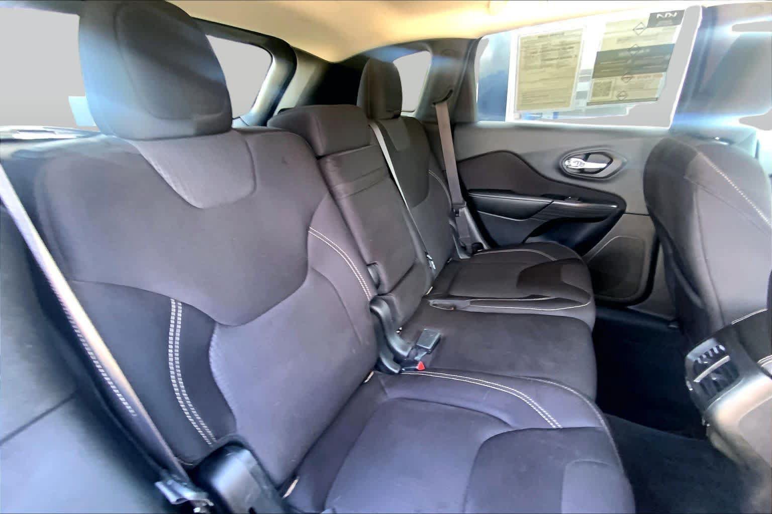 Used 2015 Jeep Cherokee Latitude FWD image 19