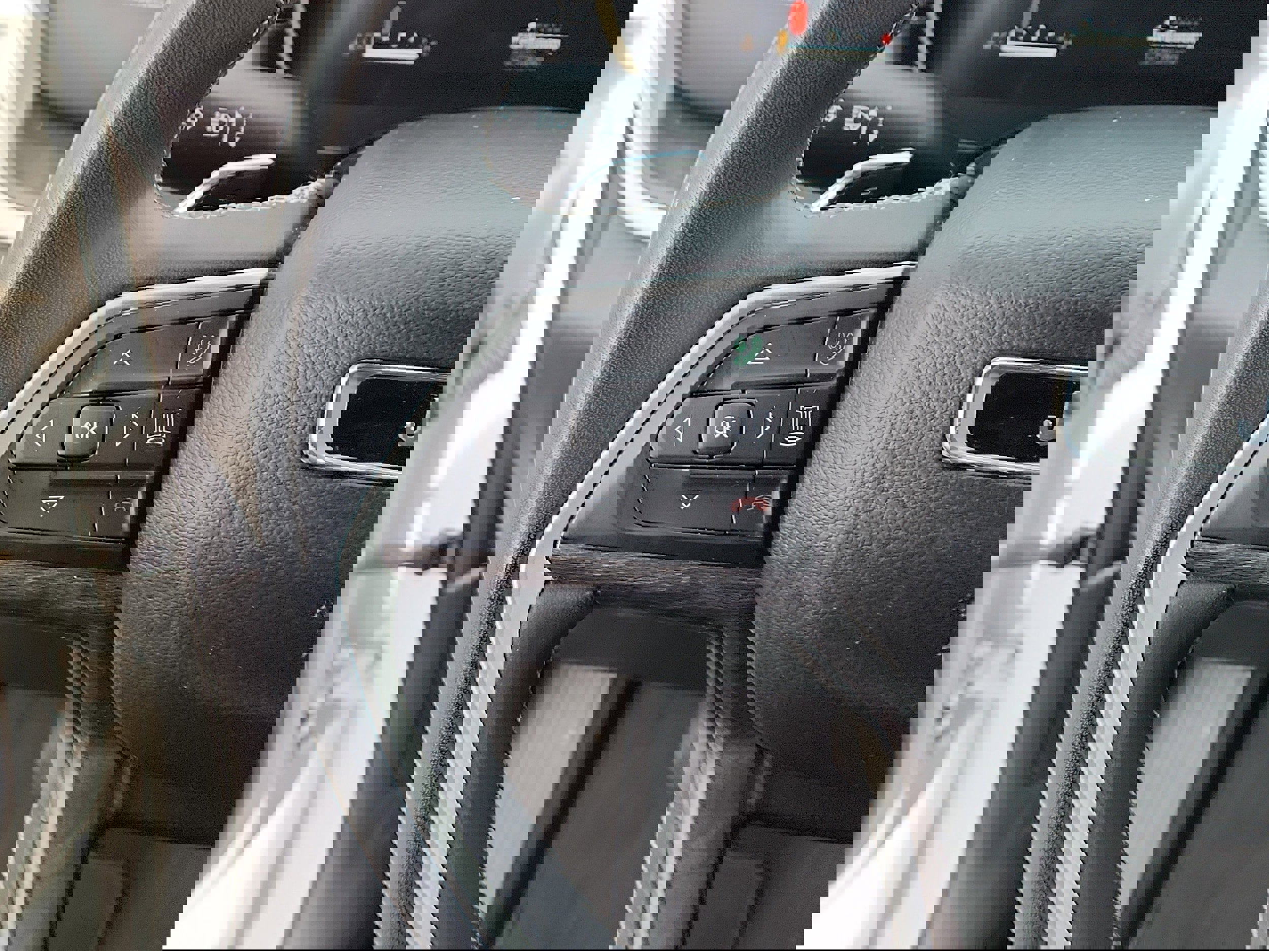 Used 2023 Jeep Grand Cherokee Limited image 16