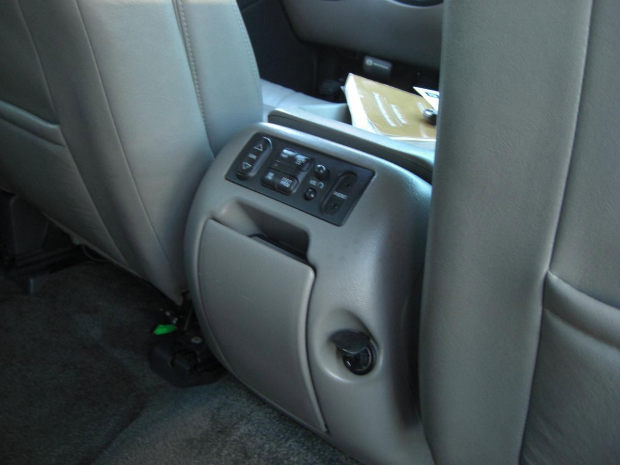 Used 2002 Chevrolet Suburban LT image 15