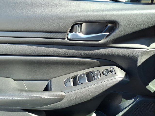 Used 2024 Nissan Altima 2.5 SV FWD image 11
