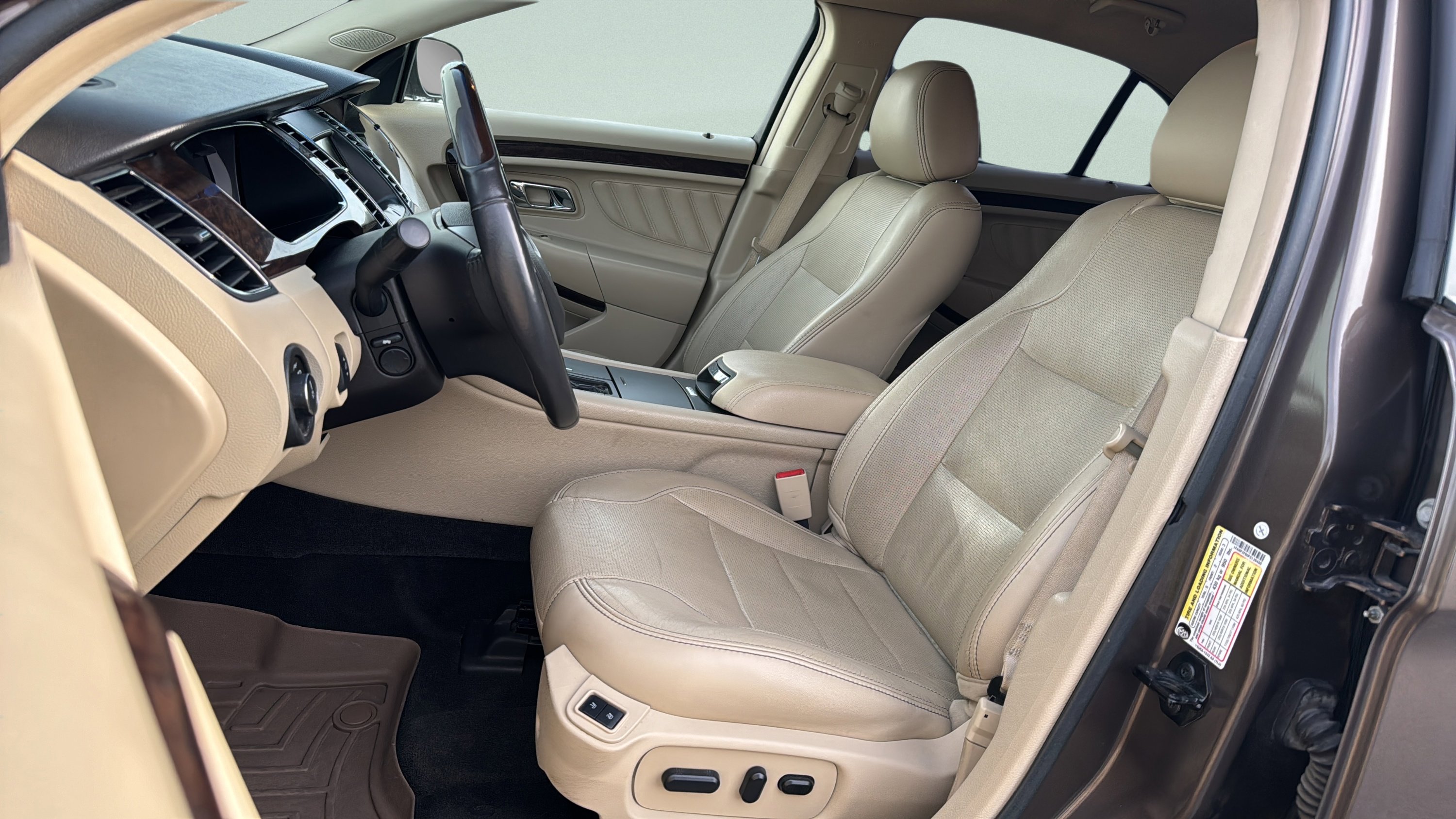 Used 2015 Ford Taurus Limited FWD image 25