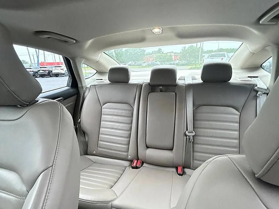 Used 2017 Ford Fusion SE w/ Fusion SE Technology Package FWD image 14