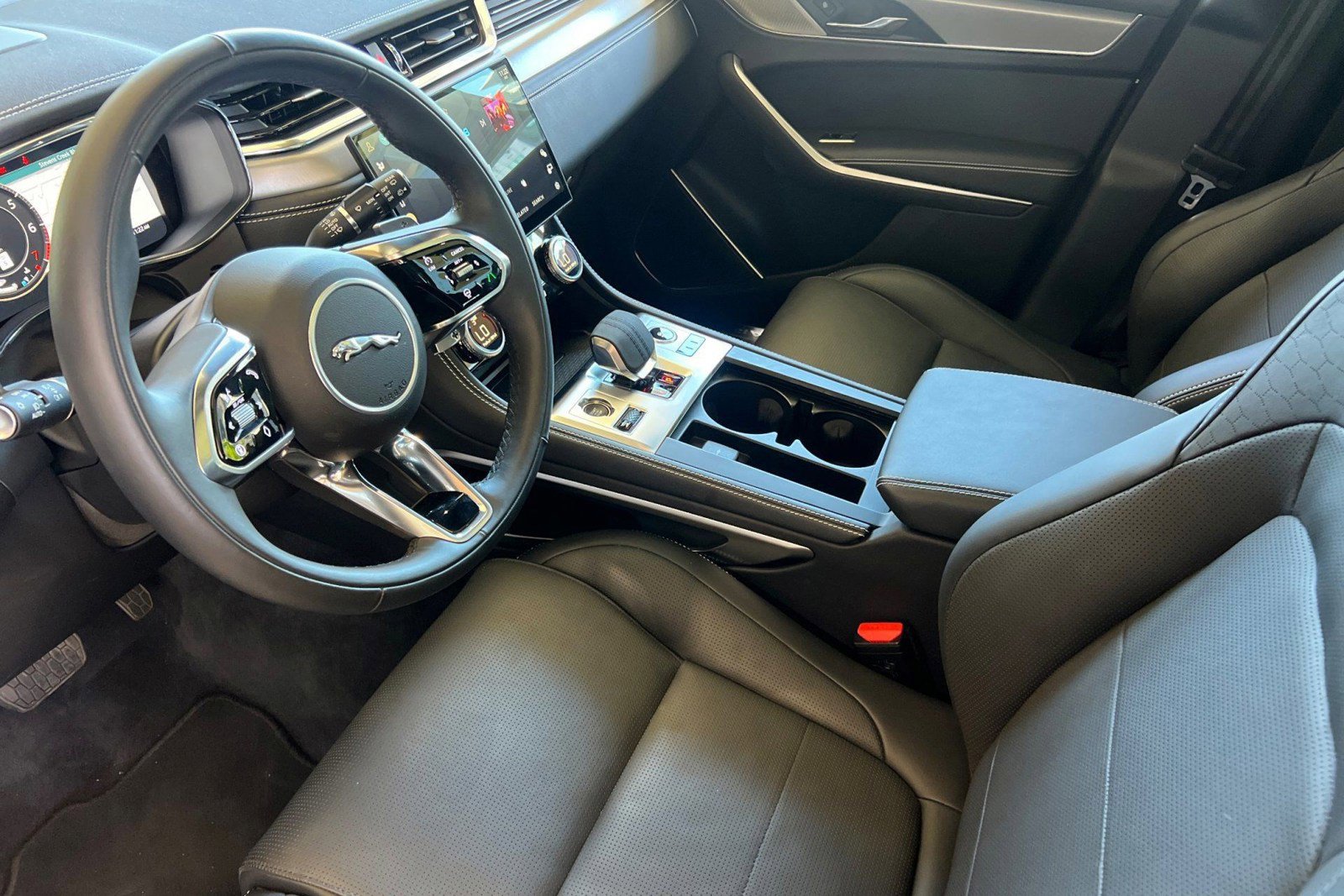 Used 2026 Jaguar F-PACE R-Dynamic S AWD/4WD image 4