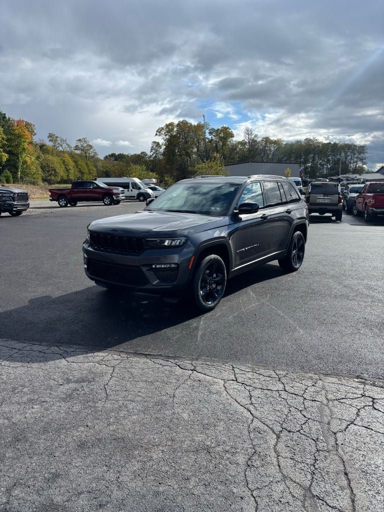 Used 2025 Jeep Grand Cherokee Limited w/ Black Appearance Package AWD/4WD image 1