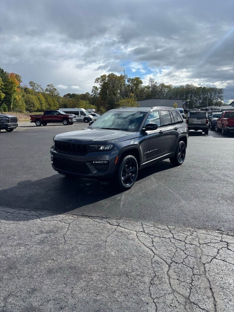Used 2025 Jeep Grand Cherokee Limited w/ Black Appearance Package AWD/4WD image 1