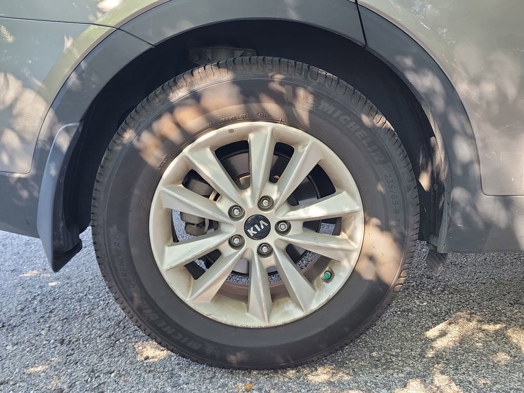 Used 2019 Kia Sorento FWD V6 image 14