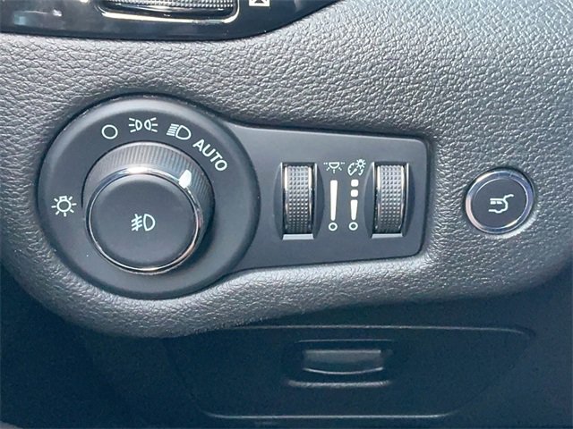 Used 2023 Jeep Cherokee Altitude Lux image 29