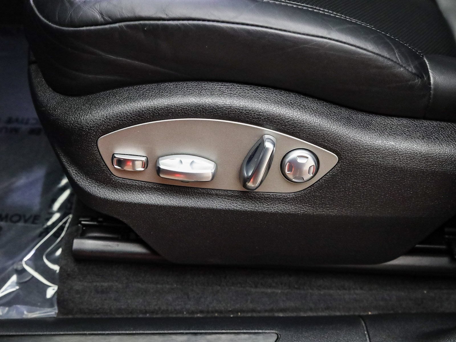 Certified 2025 Porsche Macan Turbo AWD/4WD image 25