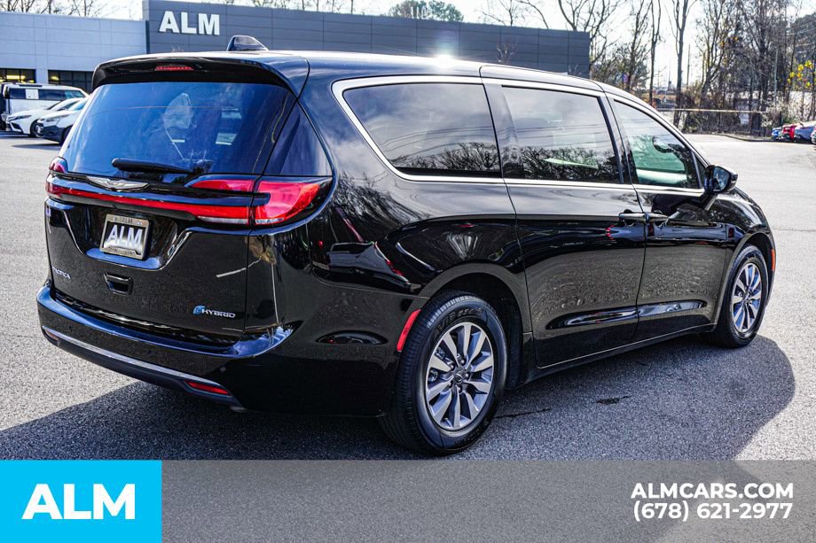Used 2024 Chrysler Pacifica Select image 6