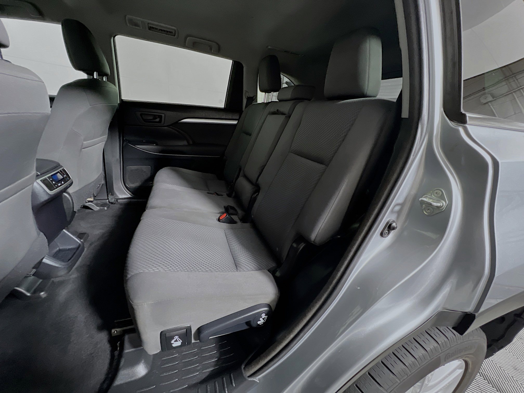 Used 2015 Toyota Highlander LE FWD image 27