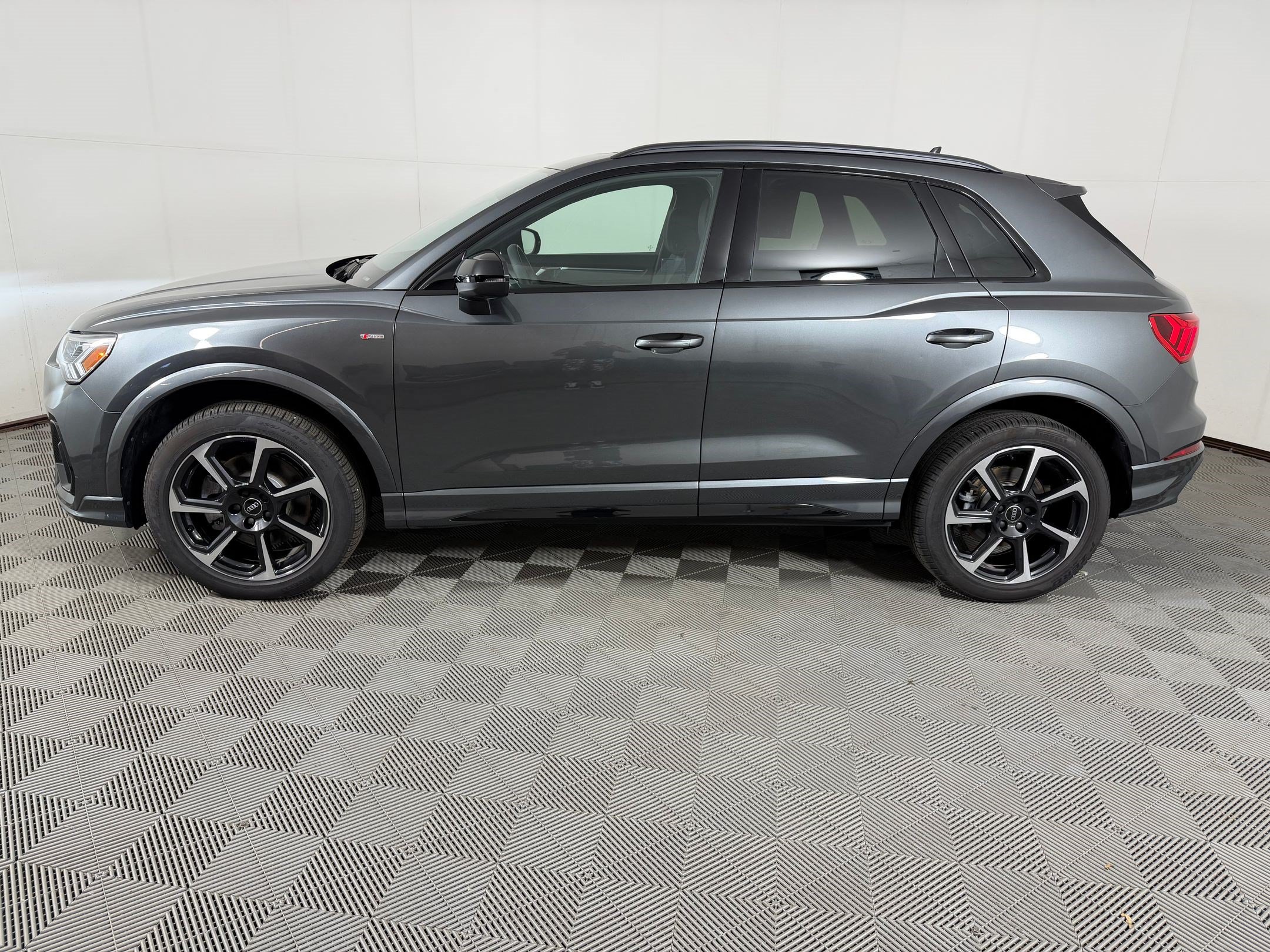 Certified 2025 Audi Q3 2.0T Premium Plus w/ Premium Plus Package AWD/4WD image 2