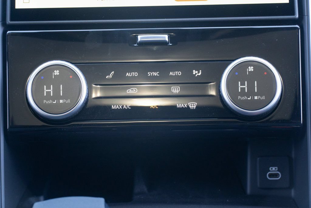 Used 2025 Land Rover Discovery Dynamic SE AWD/4WD image 18