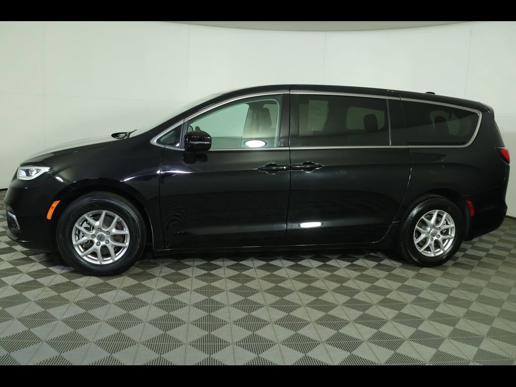 Used 2024 Chrysler Pacifica Touring-L image 14