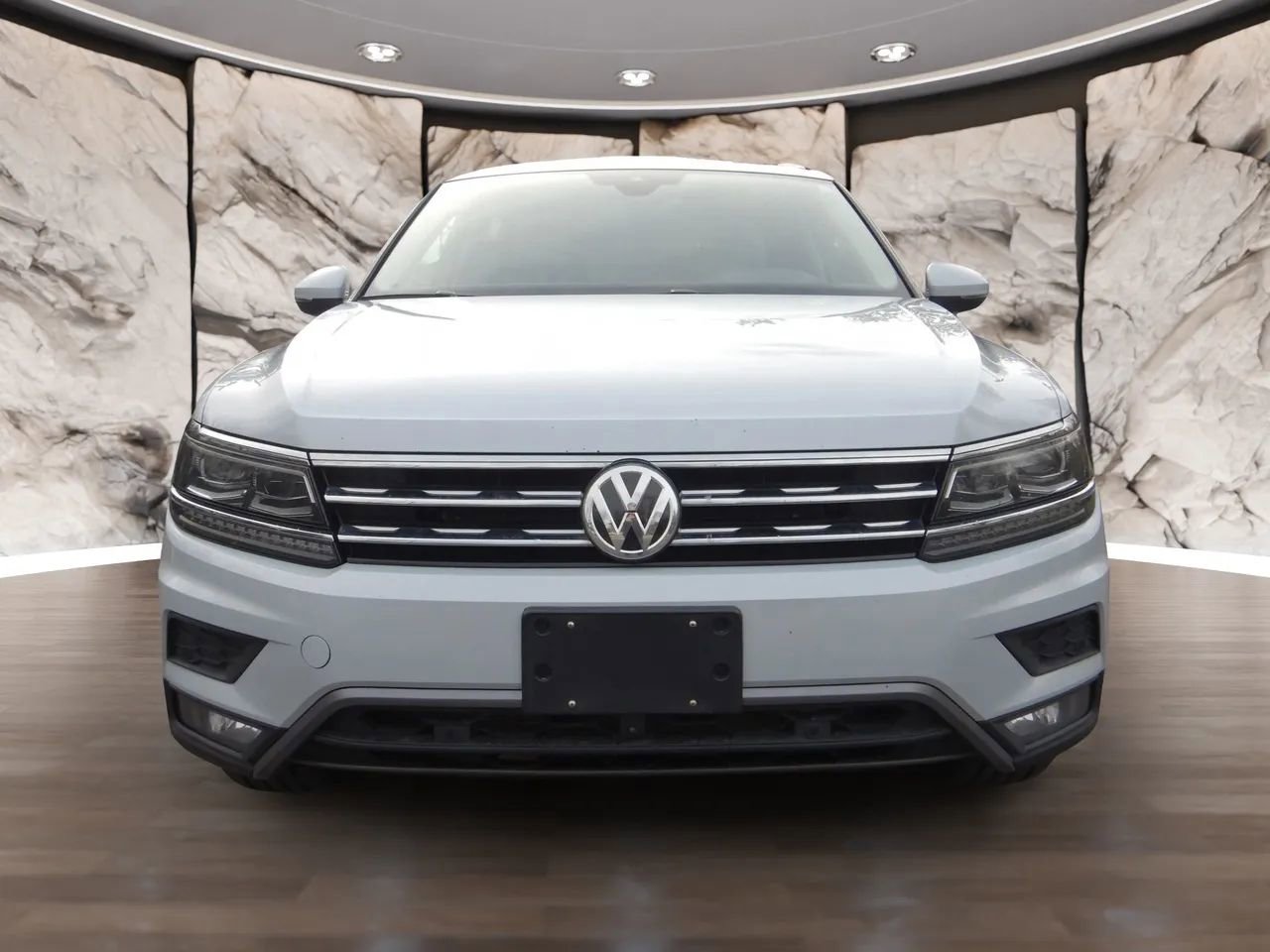 Used 2019 Volkswagen Tiguan SEL Premium AWD/4WD image 2