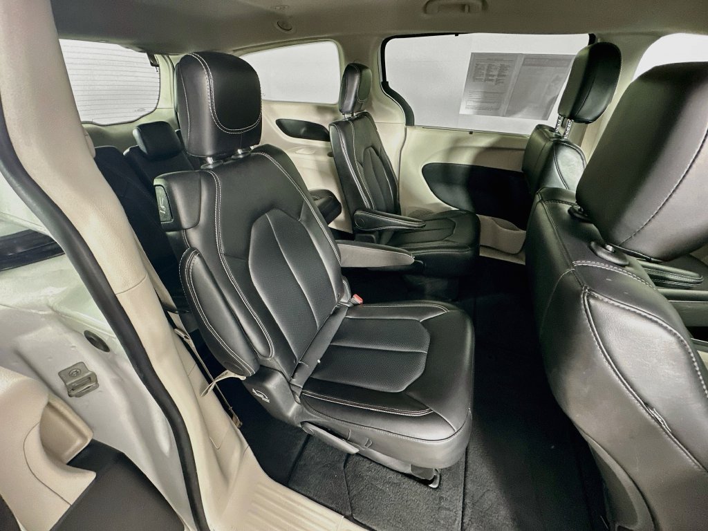 Certified 2024 Chrysler Pacifica Touring-L FWD image 38