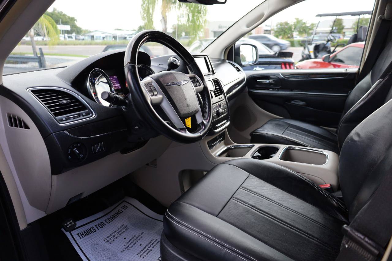 Used 2015 Chrysler Town & Country Limited Platinum FWD image 9