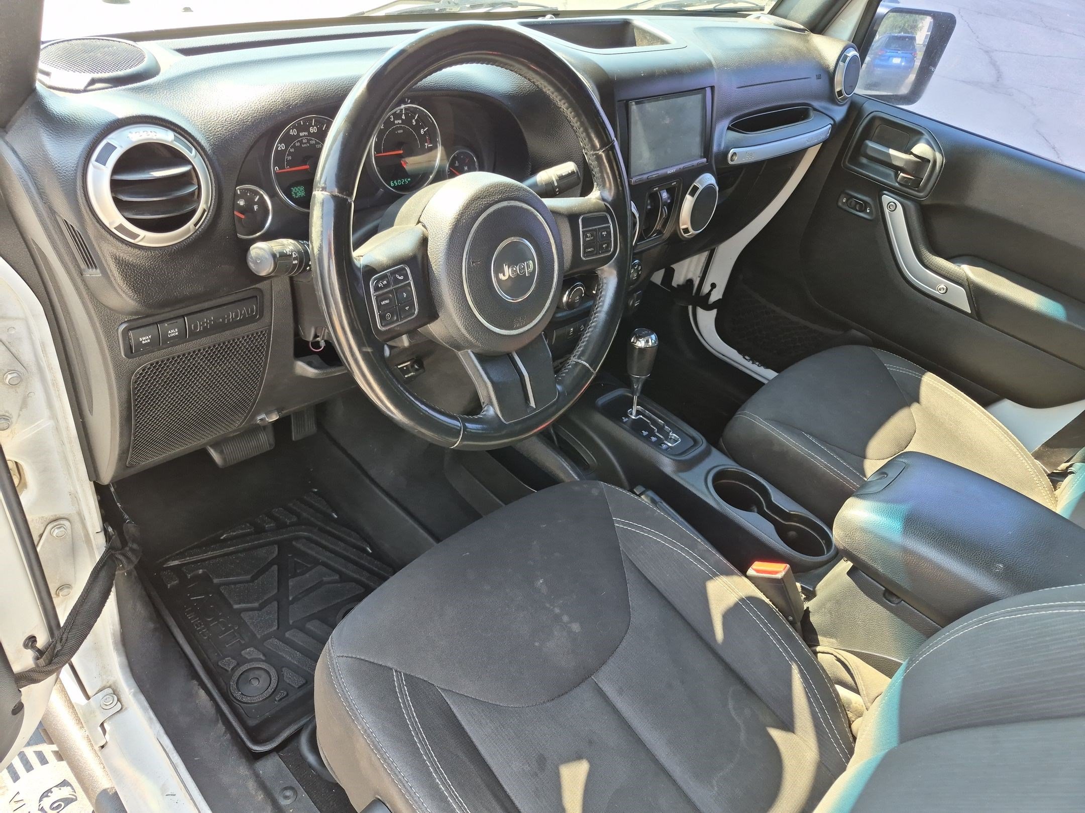 Used 2016 Jeep Wrangler Unlimited Rubicon w/ Connectivity Group AWD/4WD image 14