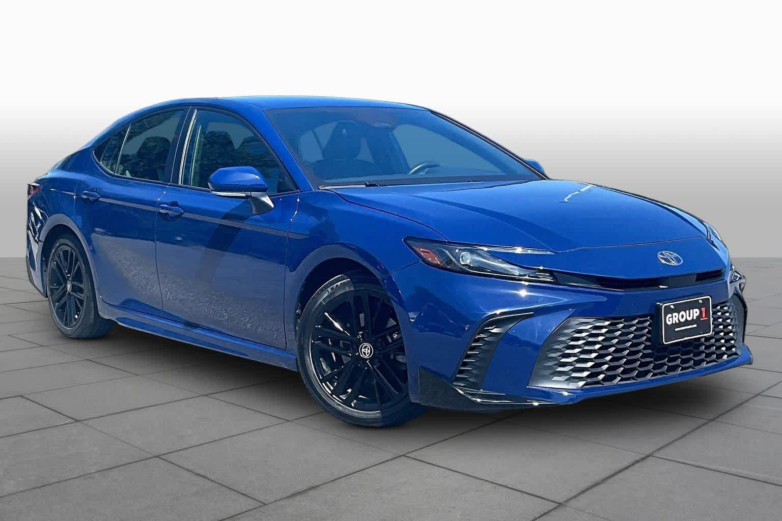 Used 2025 Toyota Camry SE FWD image 3