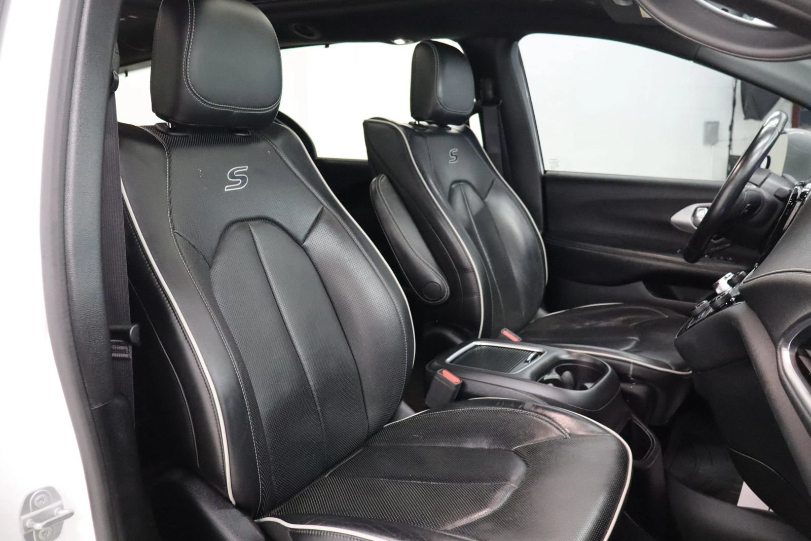 Used 2019 Chrysler Pacifica Limited w/ Advanced Safetytec Group FWD image 26