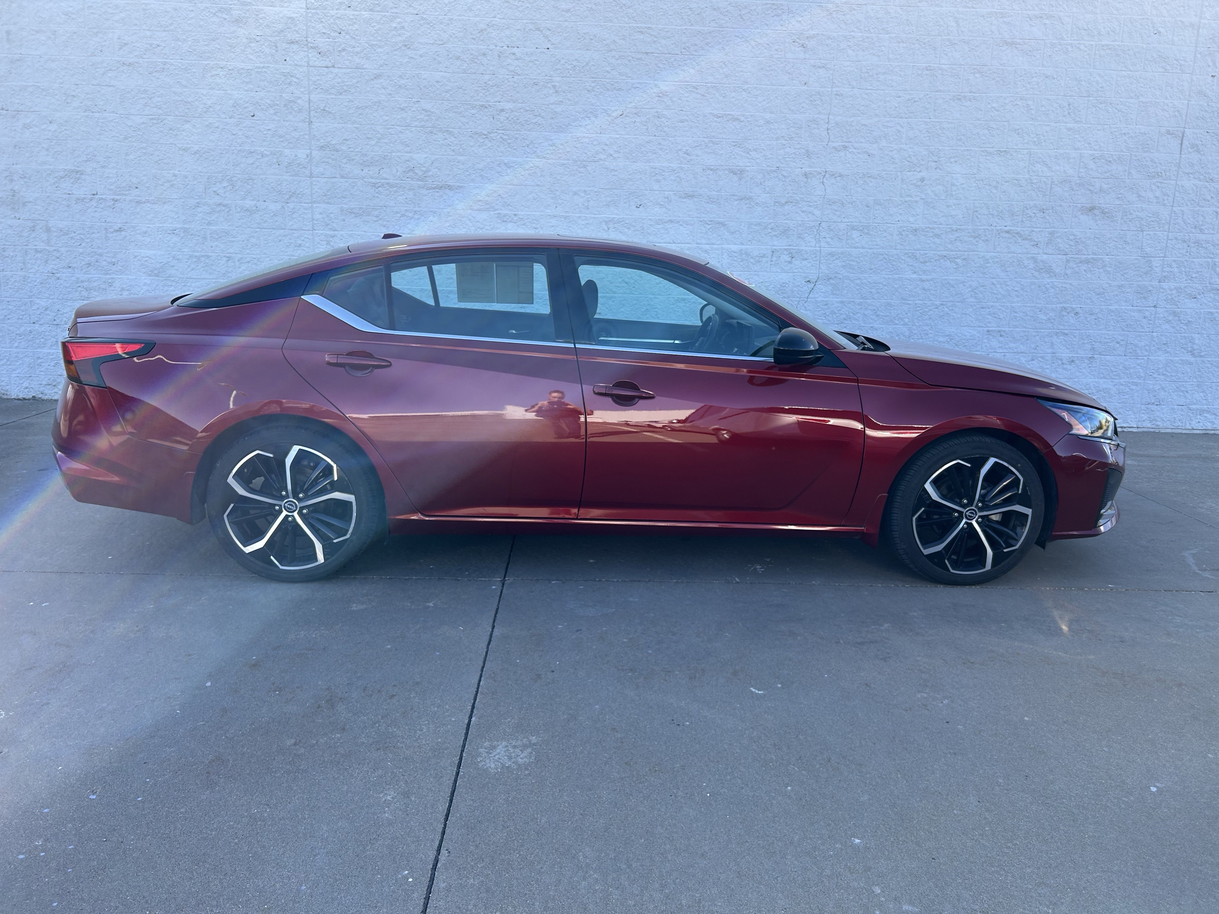 Used 2023 Nissan Altima 2.5 SR w/ SR Premium Package image 2