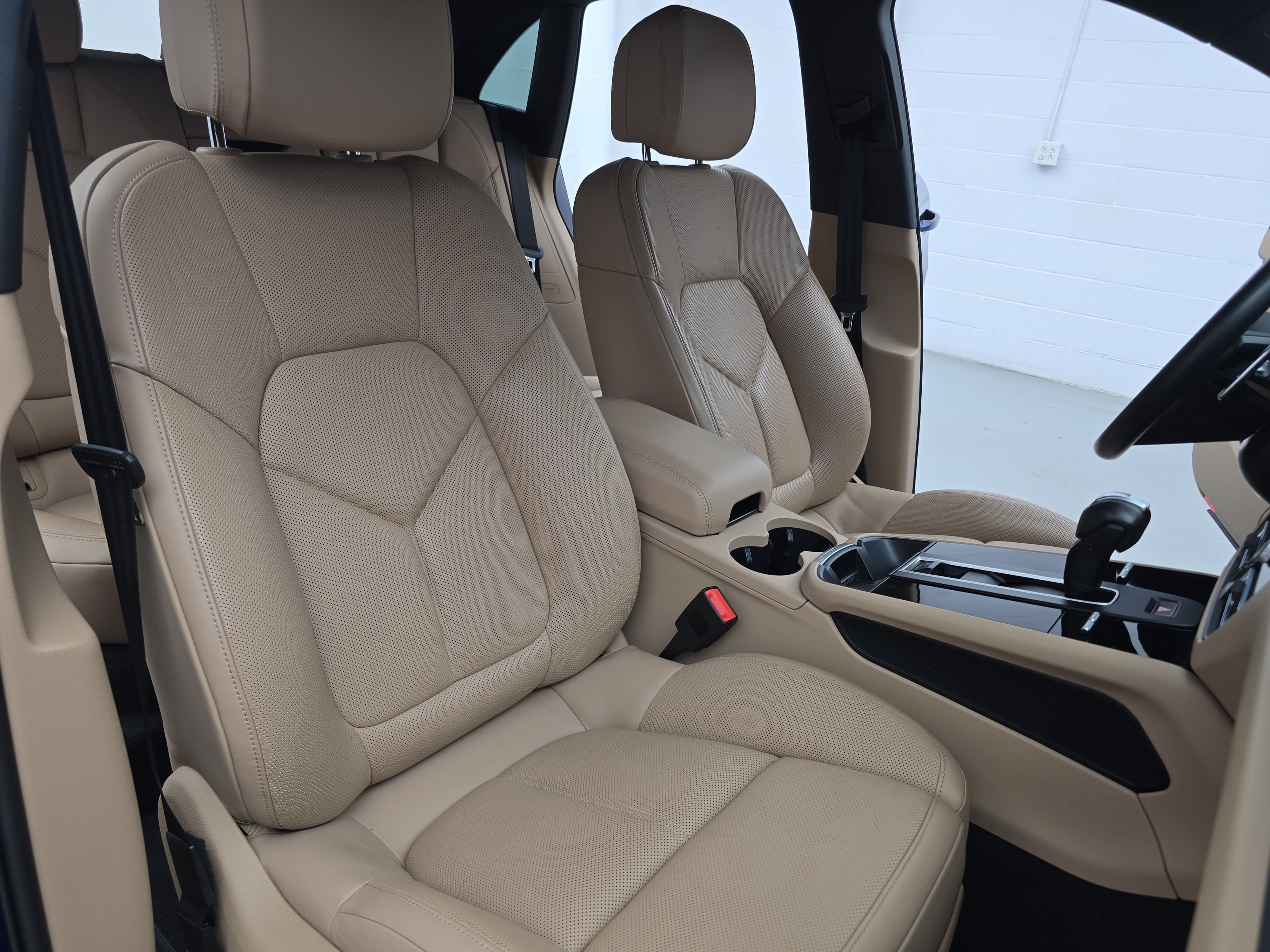 Certified 2024 Porsche Macan AWD/4WD image 12