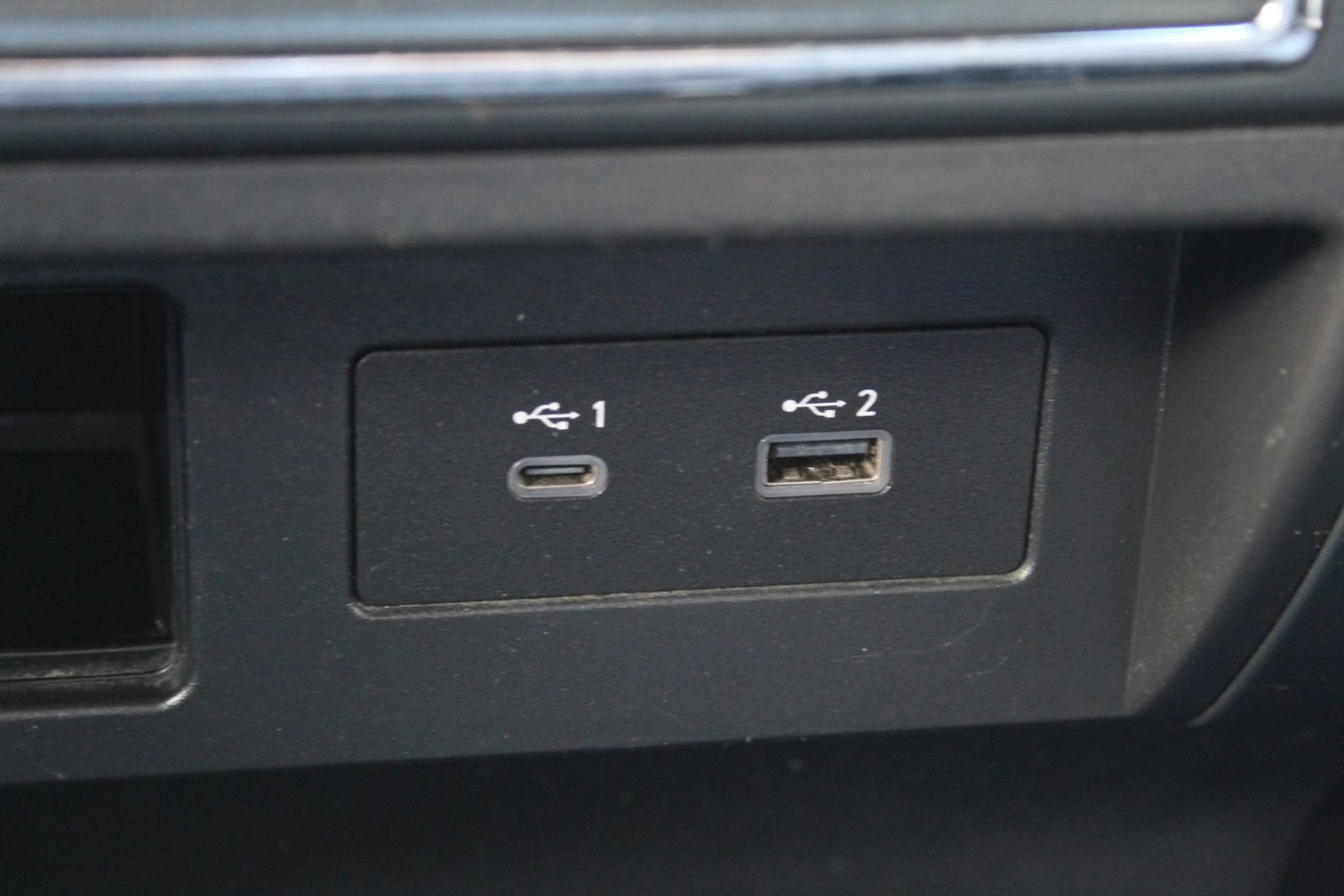 Used 2023 Nissan Titan SV RWD image 23