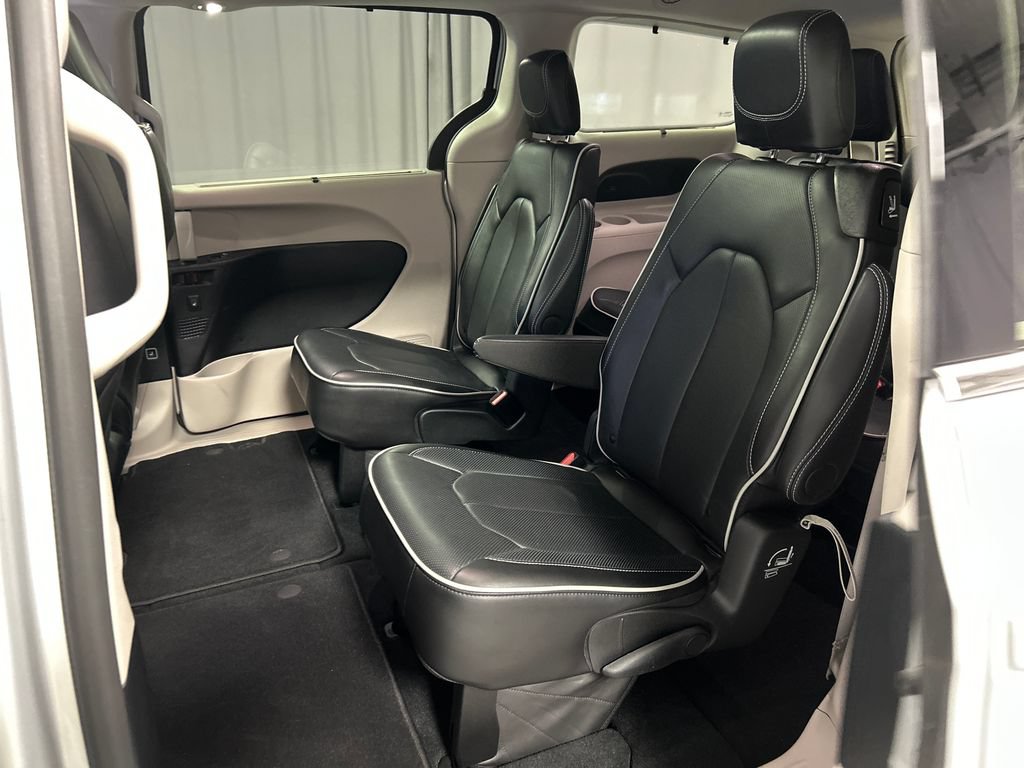 Used 2024 Chrysler Pacifica Limited AWD/4WD image 24