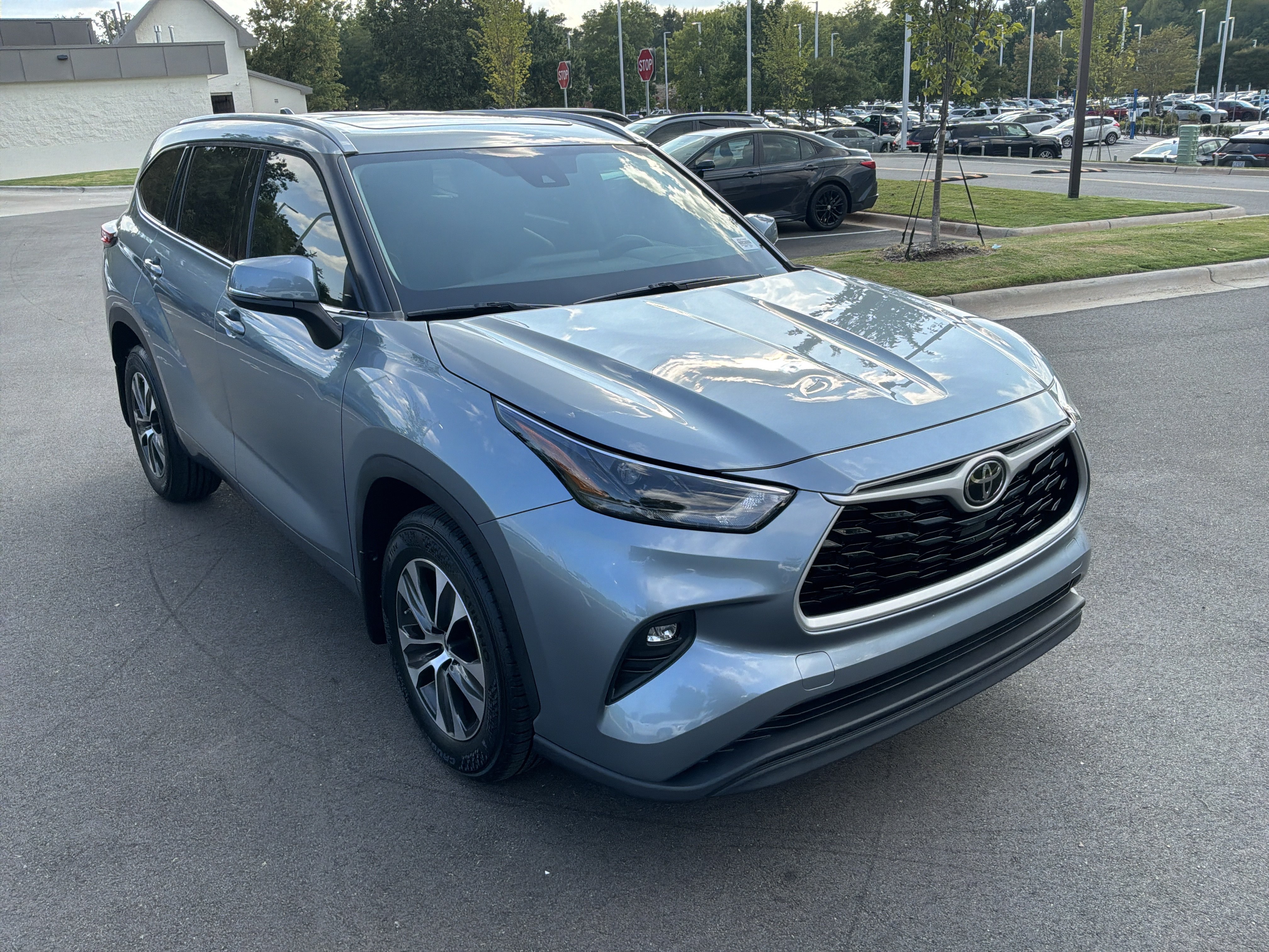 Used 2022 Toyota Highlander XLE FWD image 2