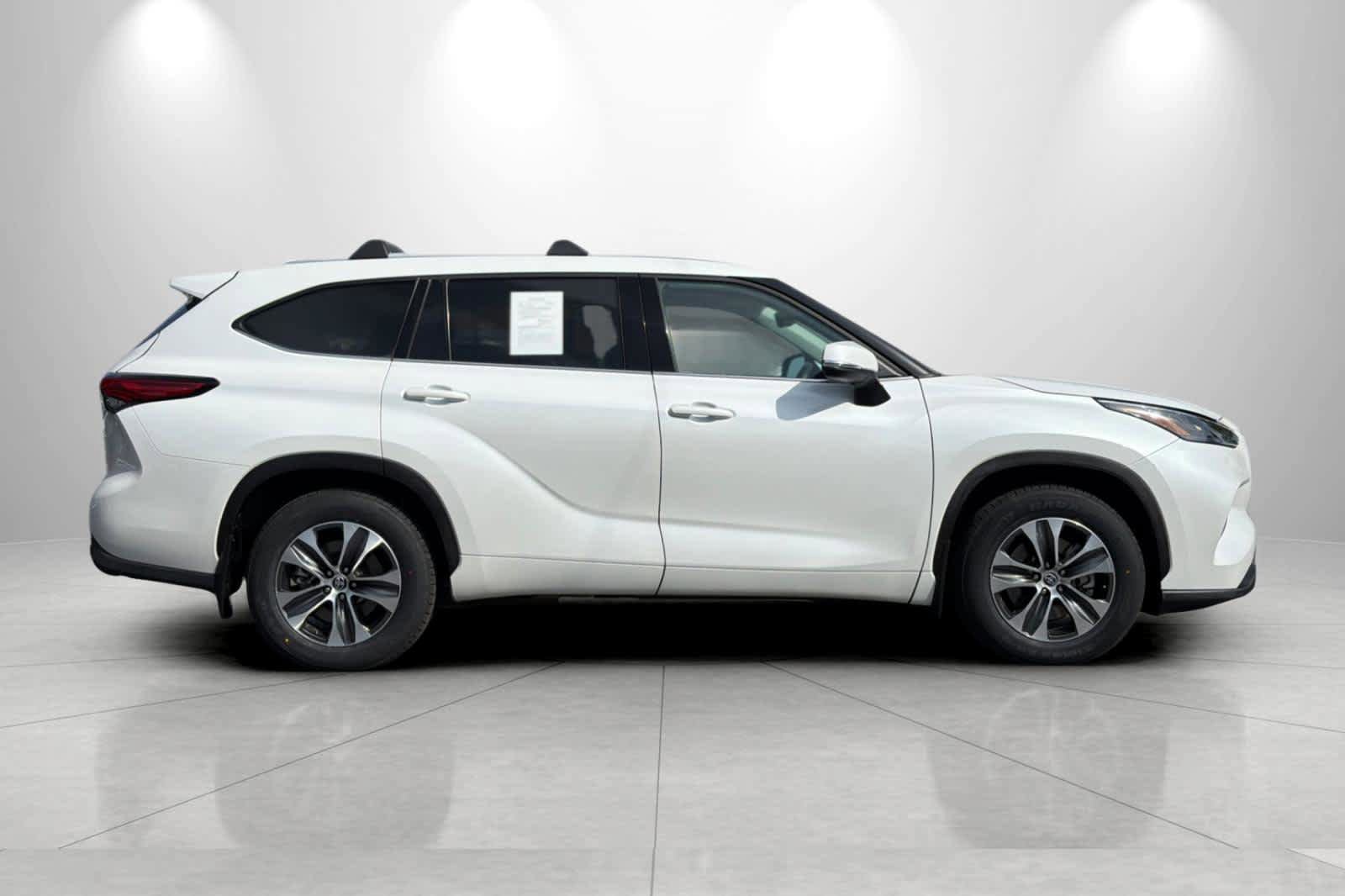 Used 2022 Toyota Highlander XLE AWD/4WD image 8
