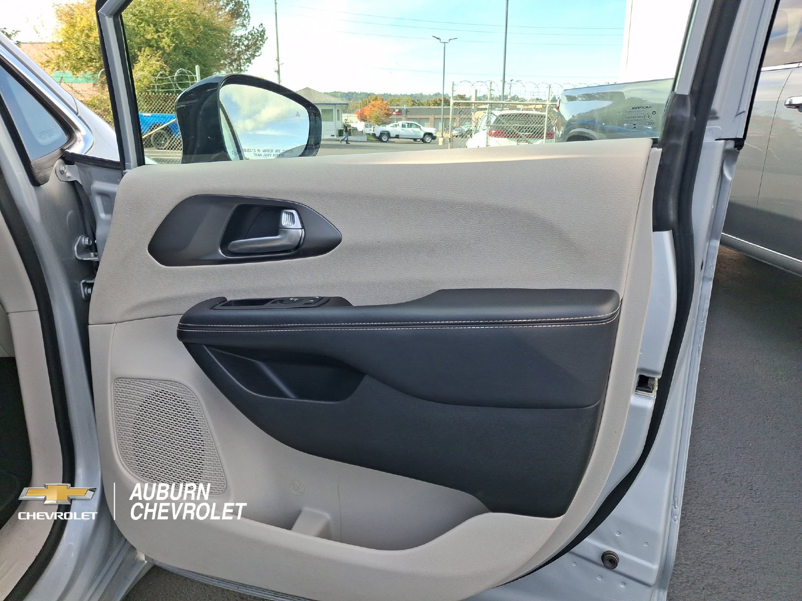 Used 2024 Chrysler Pacifica Touring-L FWD image 21