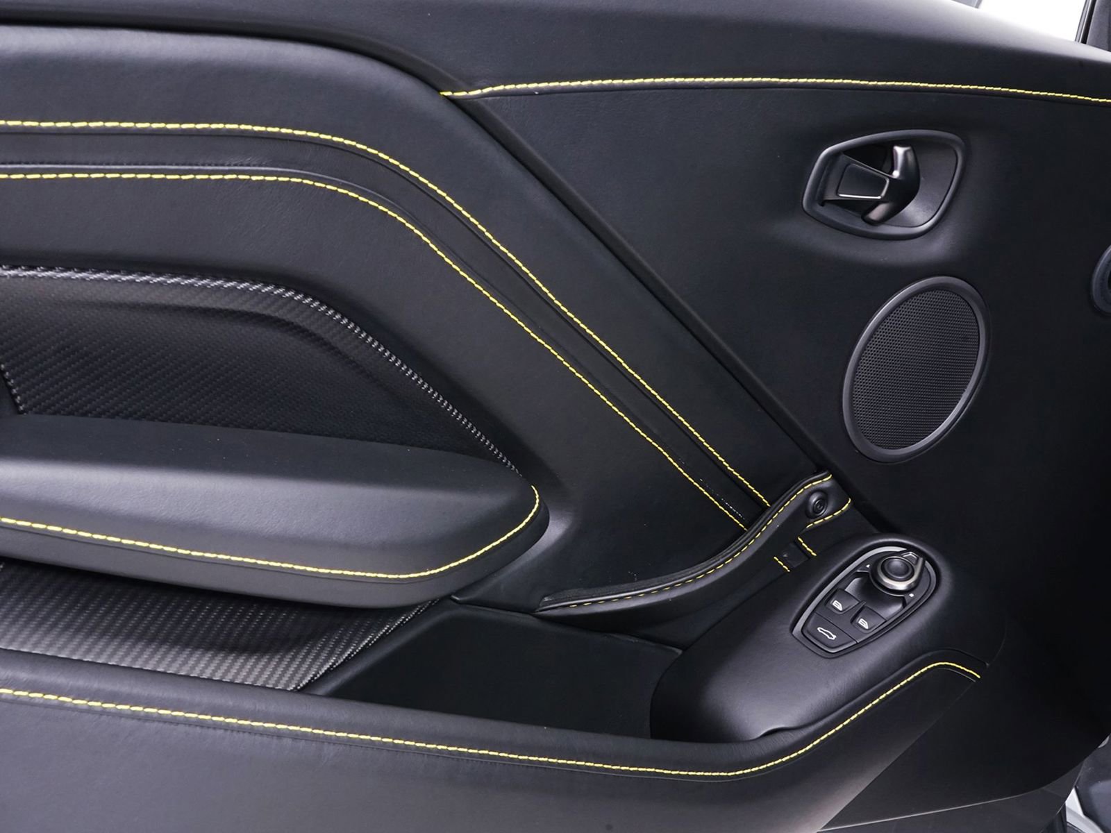 Used 2019 Aston Martin V8 Vantage Coupe image 32