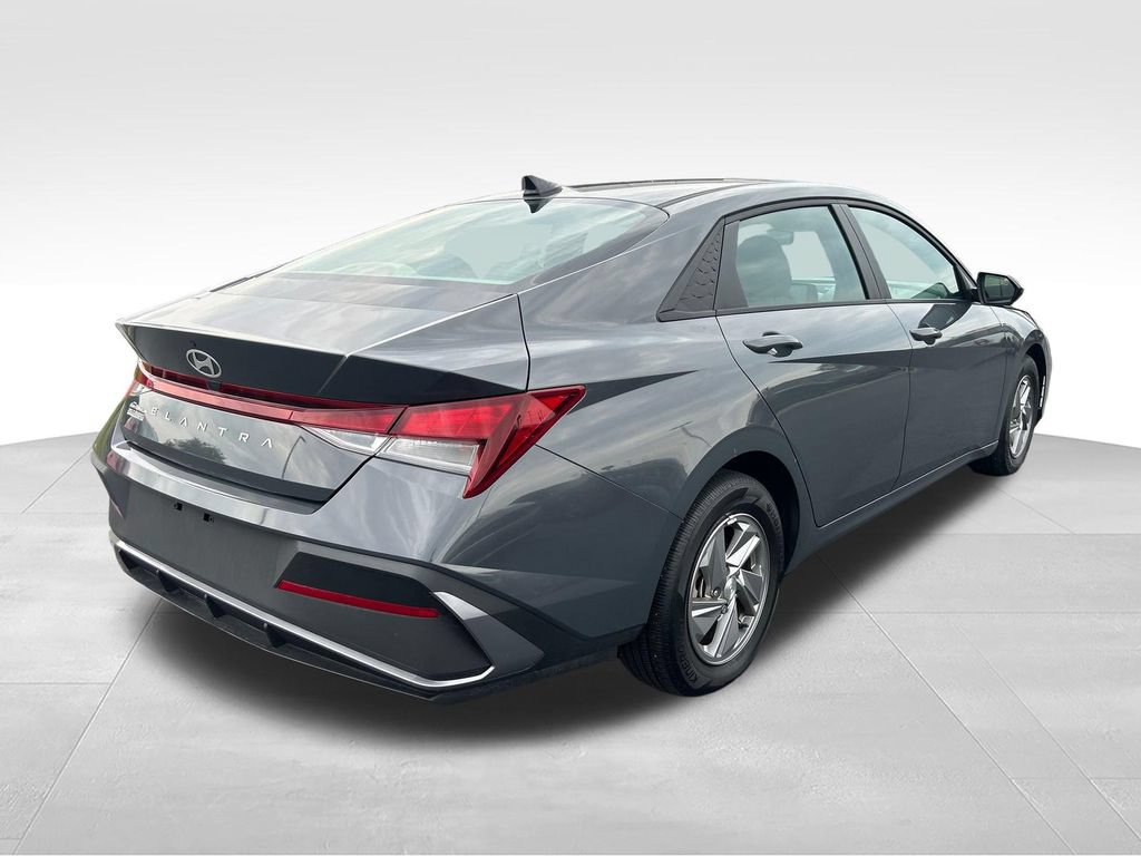 Used 2024 Hyundai Elantra SE FWD image 6