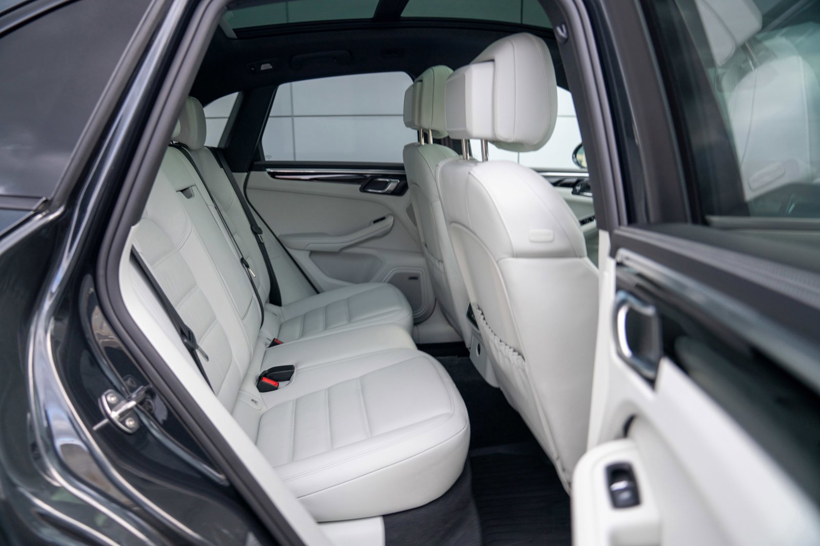 Certified 2025 Porsche Macan image 25