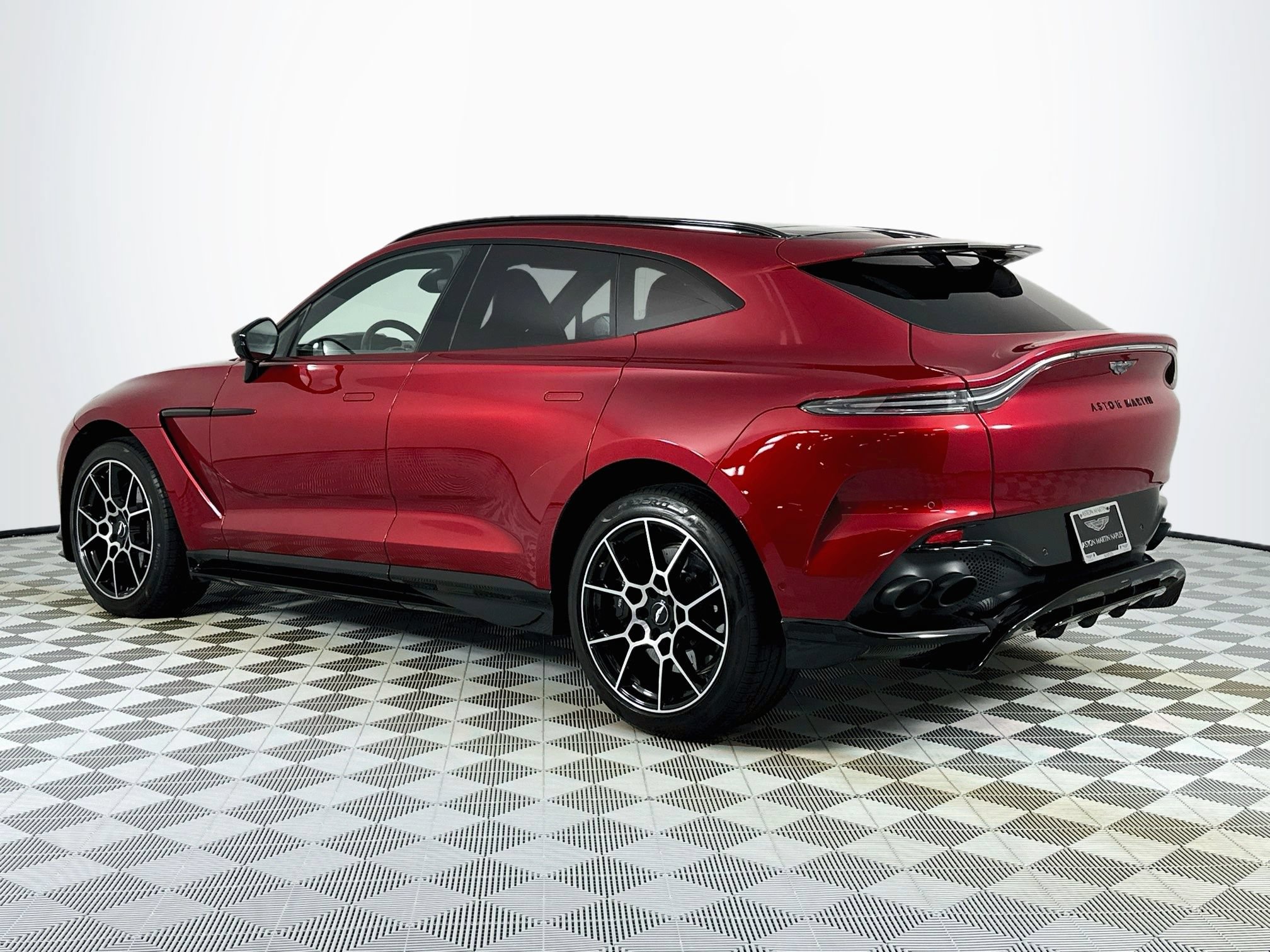 Used 2023 Aston Martin DBX 707 AWD/4WD image 2