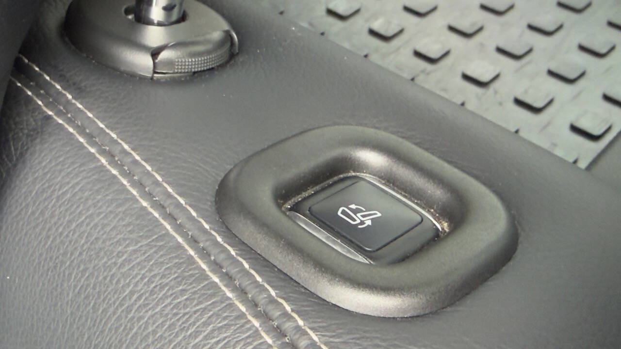 Used 2014 Mercedes-Benz GL 550 4MATIC image 32