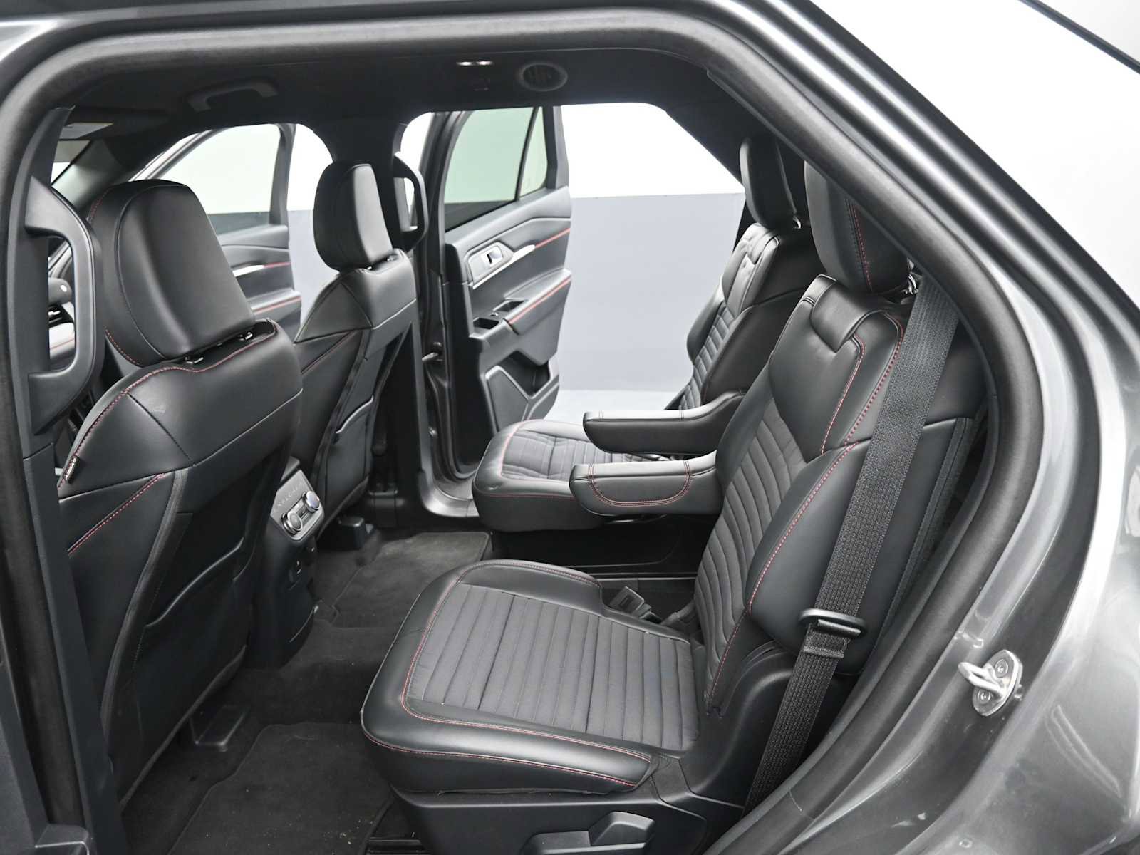 Used 2025 Ford Explorer ST-Line image 12