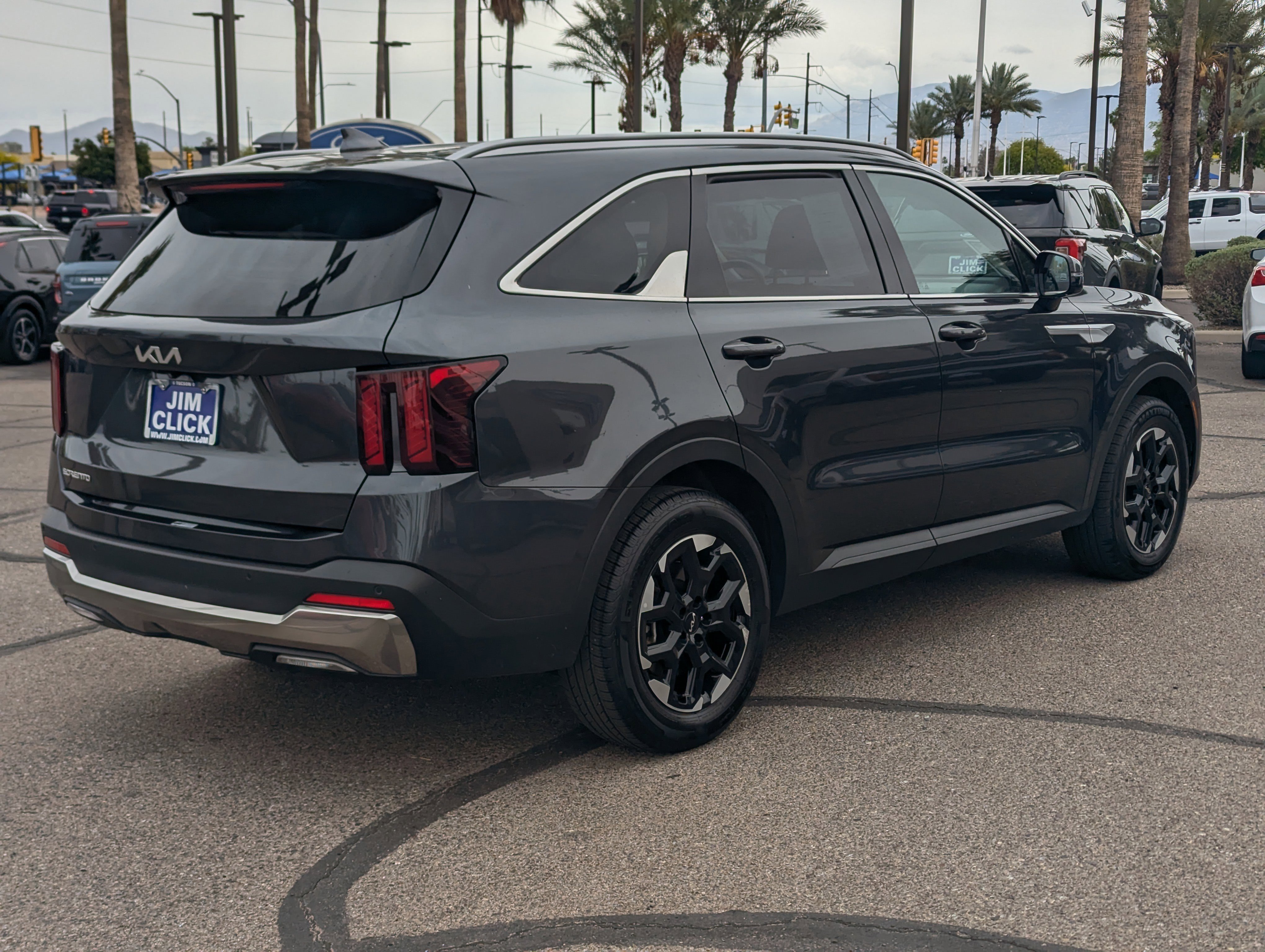 Used 2024 Kia Sorento S image 2