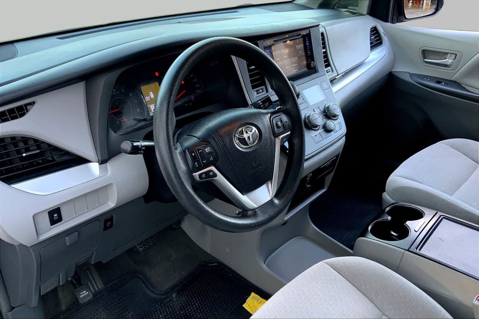 Used 2015 Toyota Sienna LE FWD image 17